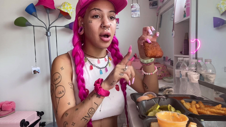 Nali Marie: Cibo piccante Mukbang sulla faccia della piccola ragazza mangiando cibo...