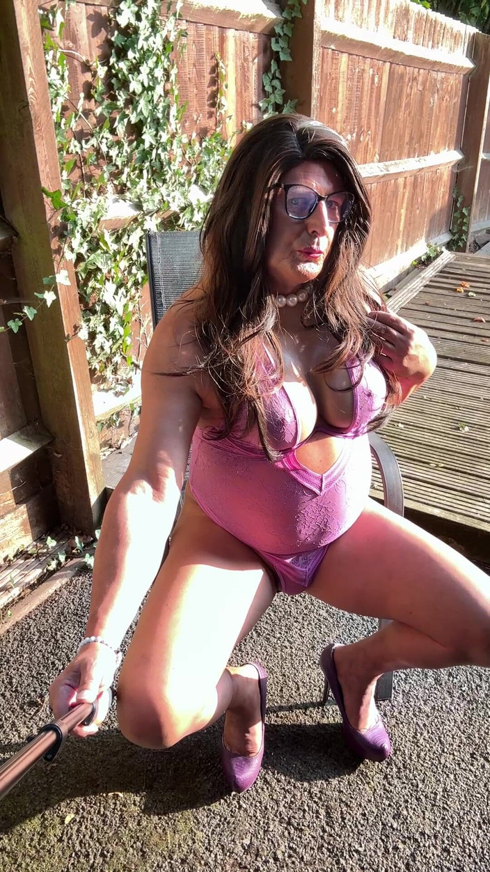 Kellycd2022: बैंगनी सेक्सी बॉडीसूट और ऊँची एड़ी के जूते में सेक्सी क्रॉसड्रेसर kellycd2022