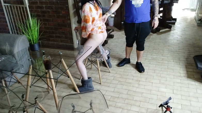 Bigjoefuckalott: 发现我朋友的妻子在椅子上操她的假阳具
