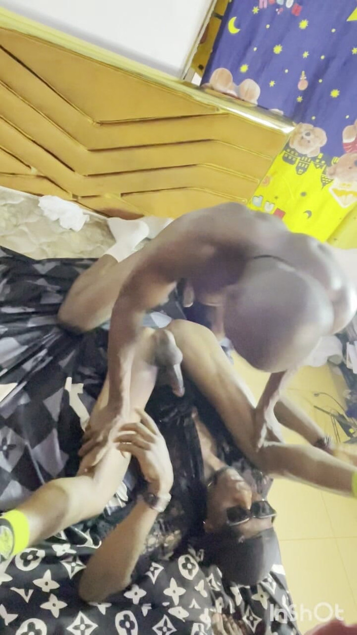 JoelG1: 疯狂的热辣男孩玩得开心