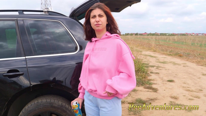Pee Adventures: Menina hipster faz xixi ao lado da roda do carro