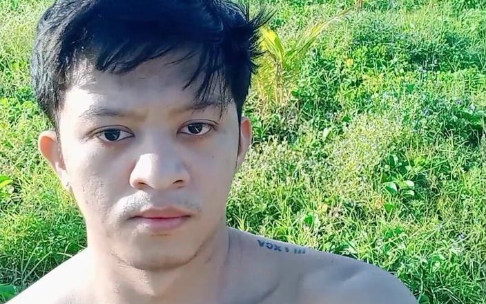 Rent A Gay Productions: Un adolescent asiatique sexy se fait éjaculer sur la plage