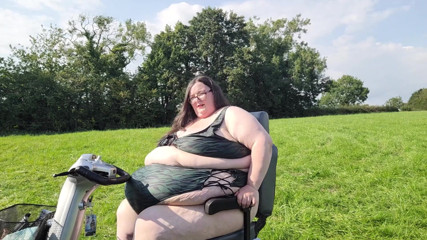SSBBWLadyBrads: Cưỡi chiếc xe tay ga di động mới của tôi