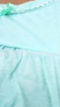Madura peituda milf mostrando seu corpo sexy nu para seu amante no banheiro e conversa suja