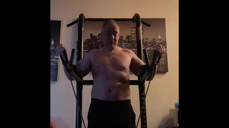 Alex Art: Silný muž masturbuje po tréninku