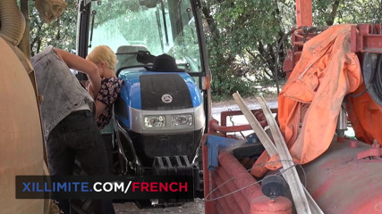 French girls at work: Сільський секс з фермером