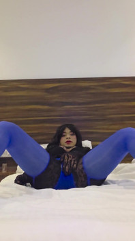 Adaa mastrubándose y jugando con el coño