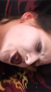 Hermosas chicas tocando su coño al estilo perrito y luego chupando pollas duras en trío, película completa en hd
