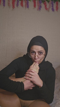 Succhiare i miei piedi e il dildo anale Mia niqab