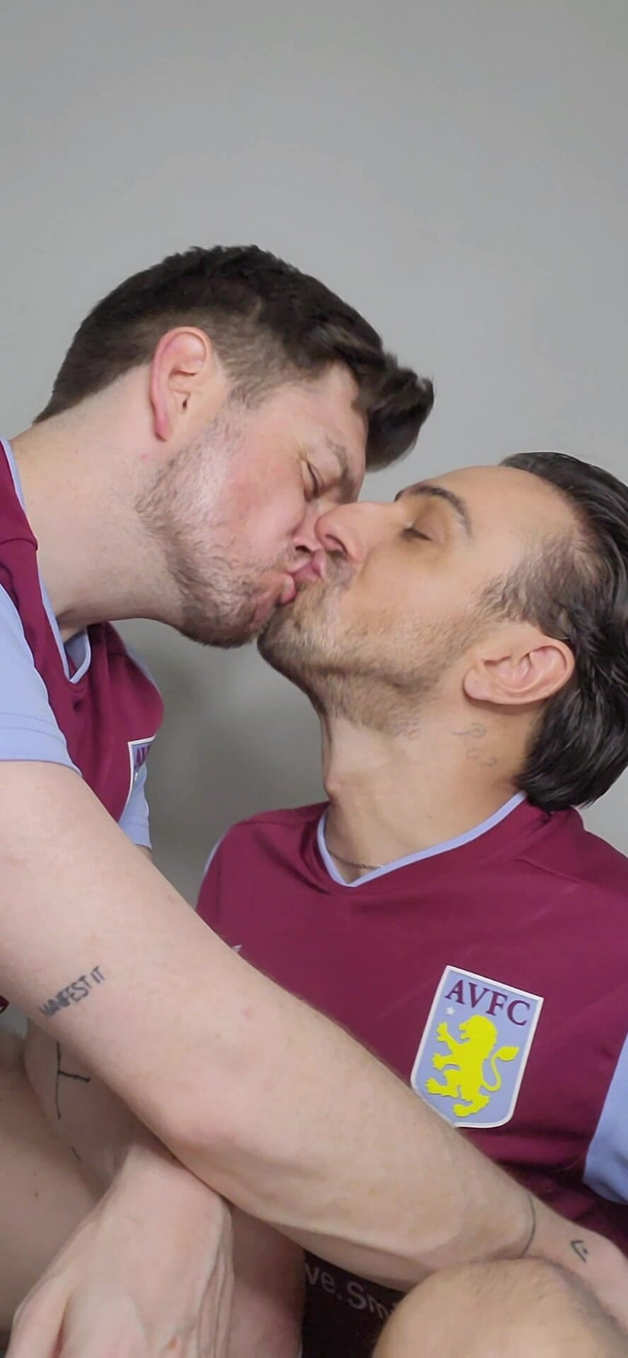 Twotwinkhusbands: Stalloni britannici con piedi si ficcano in villa kit fino...