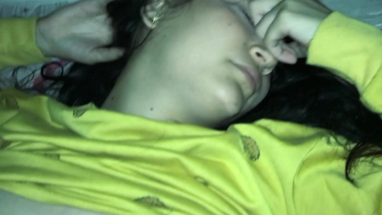 Emma vict: En la oscuridad de la noche, petite recibe penetración dura...