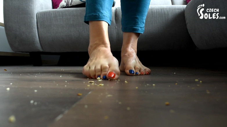Czech Soles - foot fetish content: Дівчину-рабиню принижують і вона поклоняється ногам господині