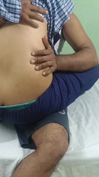 La matrigna sposata si gode la studentessa del college con l'uniforme nella casa del vicino