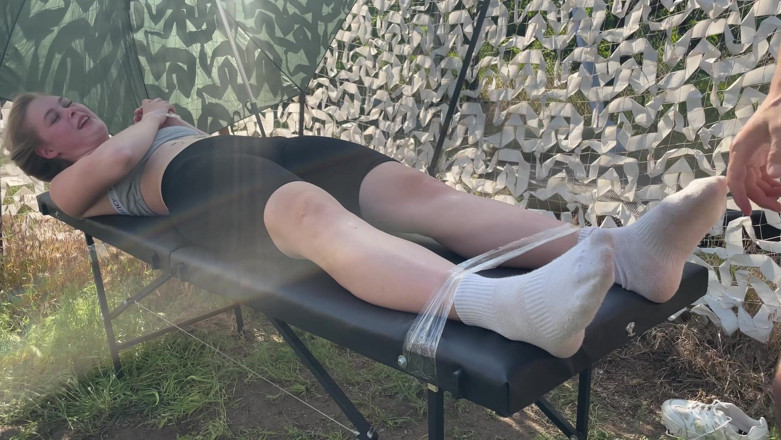 HotPrincessUA: Постукали і лоскотали на пікніку: повний контроль лоскоту