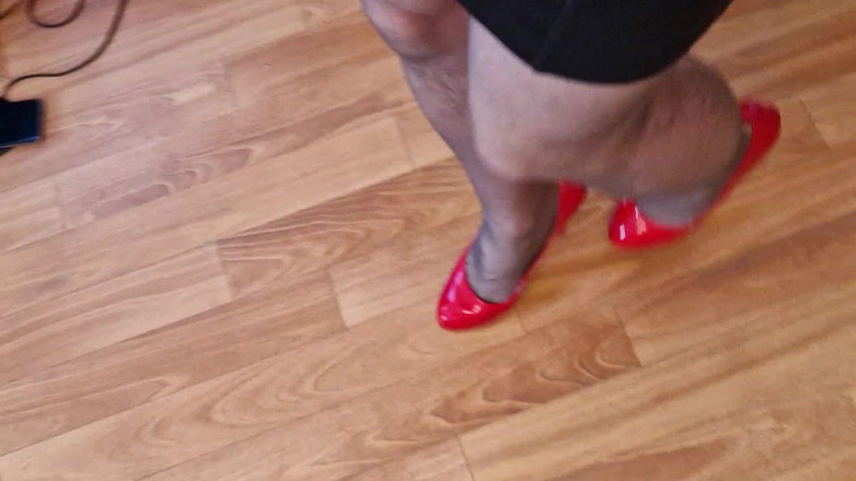 Milosbroz: Đi bộ trong giày cao gót màu đỏ