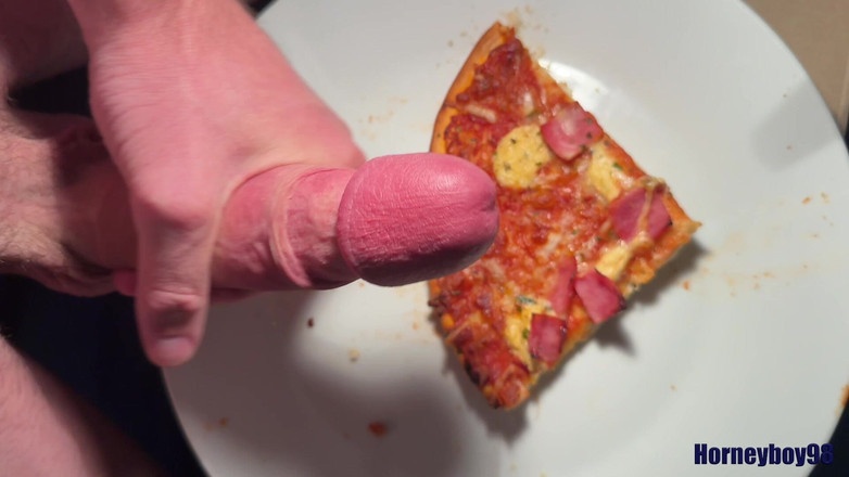 Horneyboy98: Twink spray op zijn pizza