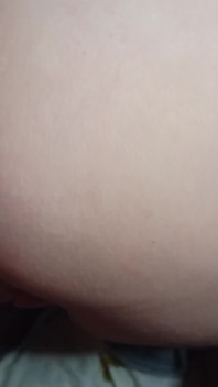 Leche goteando del coño mojado de ama de casa