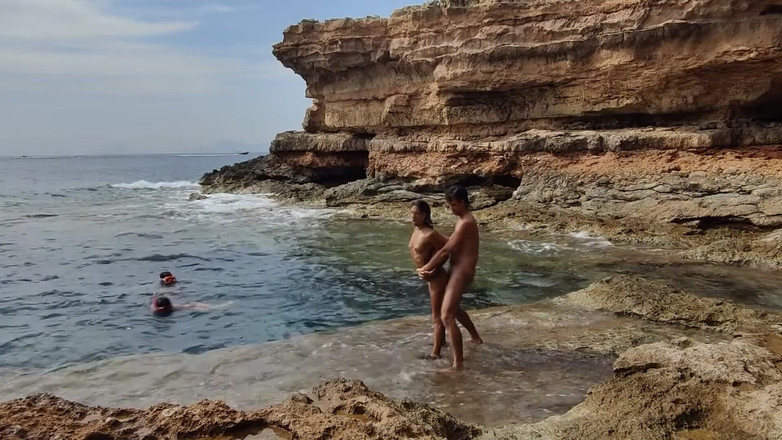 Magia Rosa: Divers Menonton Kami Berkongkek Di Pantai Berikan Kami Bantuan