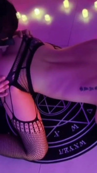 Caras asiáticos praticam rituais de sexo com magia negra