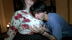 Private Society: Pohřbena ve velkých prsou