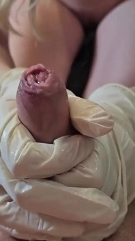 Blond nastoletnia dziwka masturbuje się z mojego kutasa w lateksowych rękawiczkach!