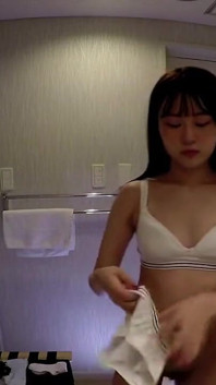 Eagerbeauty dá um boquete sensual, sua noite subindo para deep creampie peaks