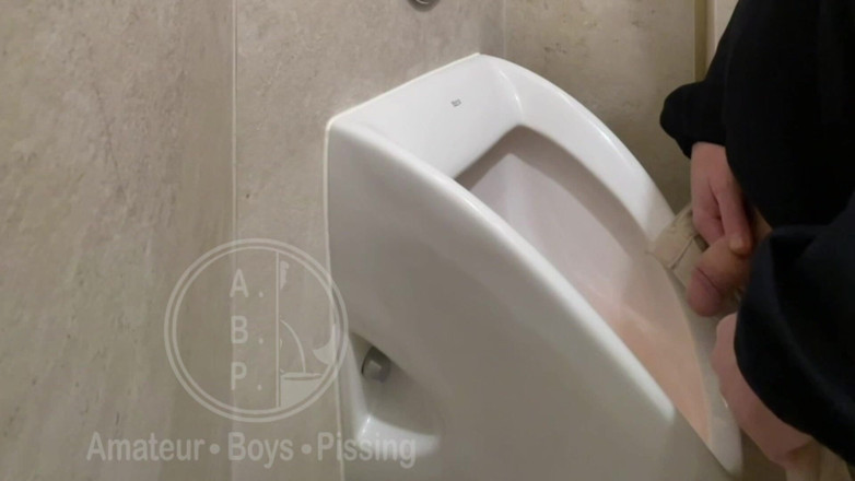 AmateurBoysPissing: Atrapado El Chico Meando En El Próximo Urinario