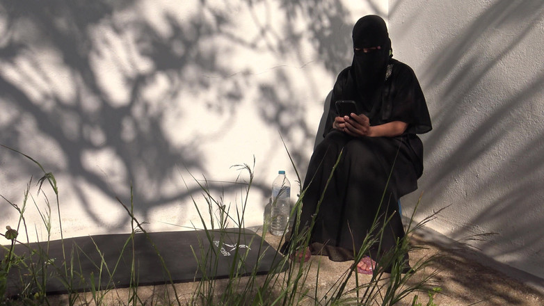 Souzan Halabi: 当她的裸体继子在她面前展示他的大鸡巴时，沙特阿拉伯妻子感到震惊