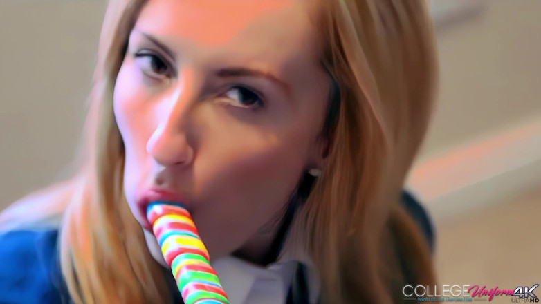 College Uniform: Sophia Smith ile sert emiyor