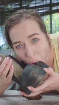Ssij i jeździj ogromnym czarnym dildo, aż tryska orgazmem