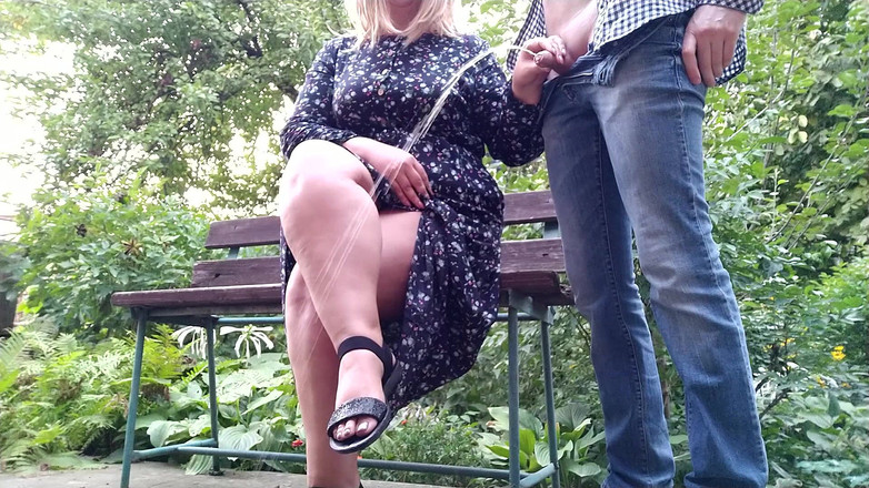 OurFetishLife: MILF mi pomáhá čůrat brzy ráno v parku