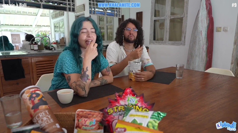 Khalamite: 彼らはアジアの軽食を楽しみ、それから彼女は彼のチンポを味わう - フランスのvlogテーブルでファックKhalamite
