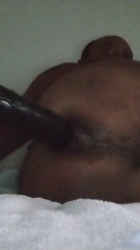 Dikongkek dalam dubur saya oleh batang hitam besar bersaiz dildo sehingga saya pancut dan krim berulang kali
