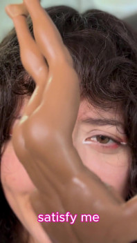 Une géante poilue se moque de ta petite bite et t’avale