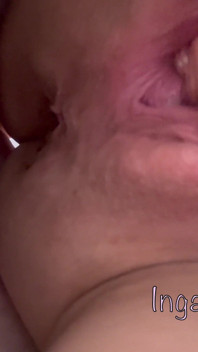 Mädchen masturbiert mit einem plug in ihrem arsch