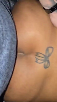 Il ragazzo dietro il gloryhole non riusciva a gestirlo, dovevo chiedere a mio marito di farmi venire