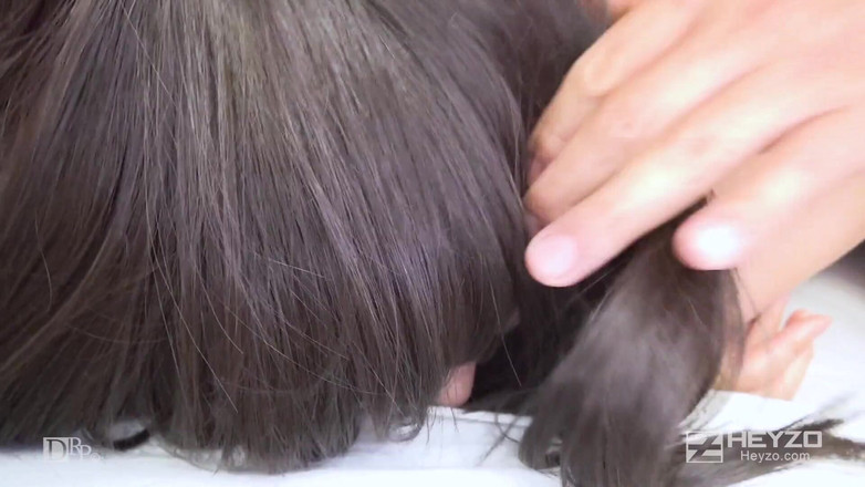 Heyzo: Diğer evli kadın ateşle oynayan genç evli kadının tadına bakıyor