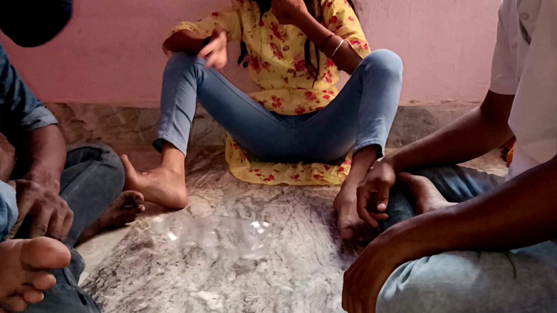 HousewifeGeeta: Трахаю зведену сестру друга після програшу в грі з фліп-пляшкою, дезі, справжнє секс-відео втрьох