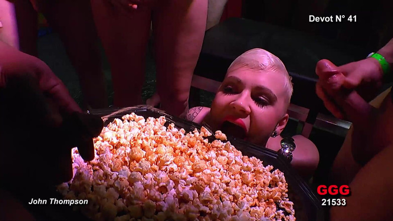 Casting GIRLS AND FIRST PORNO: Des Bombasses Font Une Pipe À La Pisse Pour La Première...