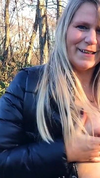 Chaqueta gruesa en el bosque, nada más