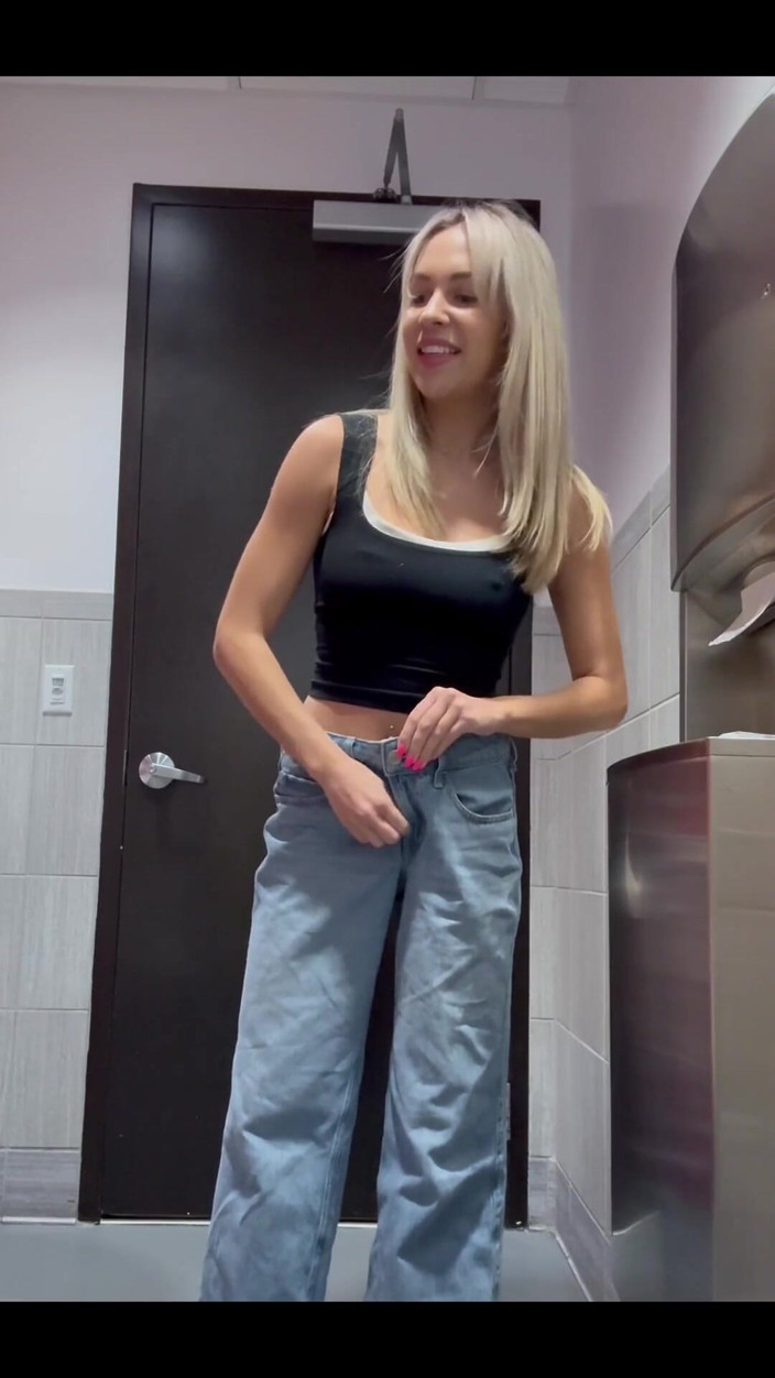 Tiffstreatsxoxo: Pinkeln, nachdem ich meine haare fertig gemacht habe!