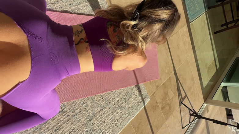 PoppynZach: Mein Yogalehrer Zerriß Meine Leggings Und Fickte Mich Während Unseres...