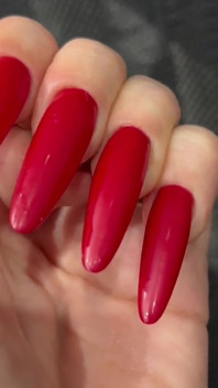 Mes nouveaux ongles longs rouges et mes longs doigts