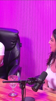 Wanita Kulit Hitam Terpanas Yang Pernah Anda Lihat, Menceritakan Semua Di Podcast.