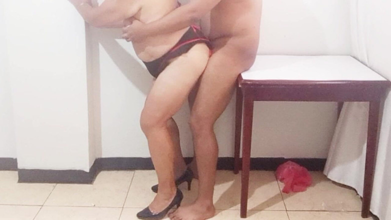 Sofixxx: Šukání zralé sestry na stole
