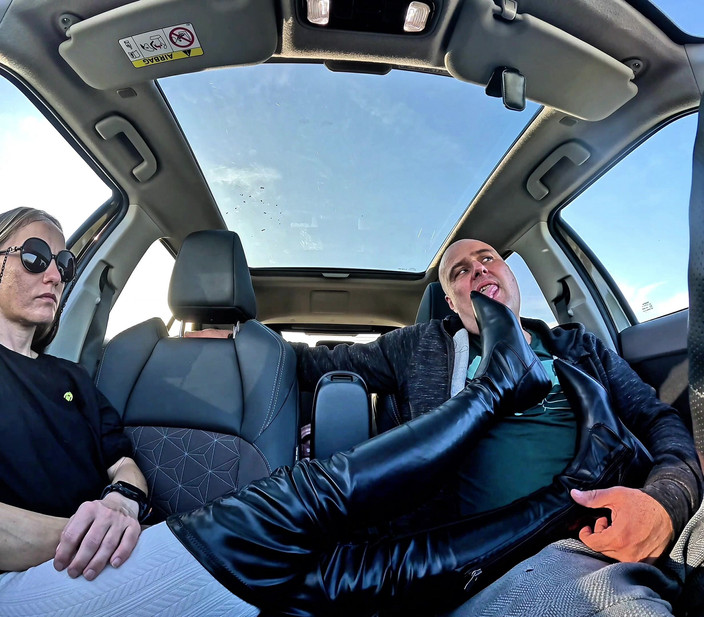 Mistressyammyboots: मेरे जूते - उसकी जगह उनके नीचे धूल में है