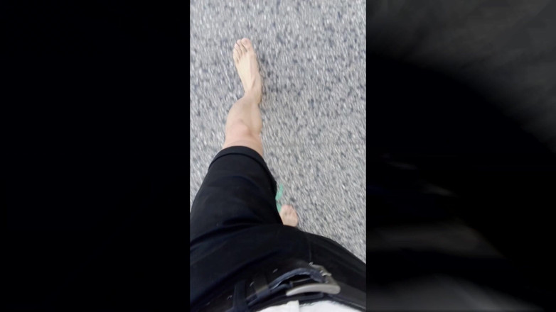 Jon Arteen: Jon arteen是一个的男孩童子军，他赤脚走在外面的街上，为你赤脚的粉丝