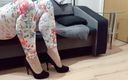 High Heels Kingdom: Crossdresser dinglande i sexig svart mocka spetsig tinga pltform höga...