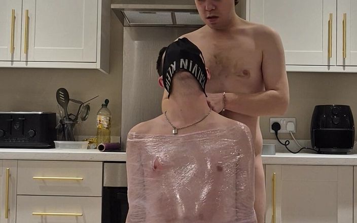 Kinky Alex: Çocuk sandalyeye bağlı