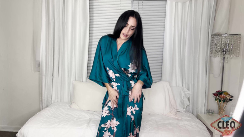 Cleo: Striptis jubah seksi cleo